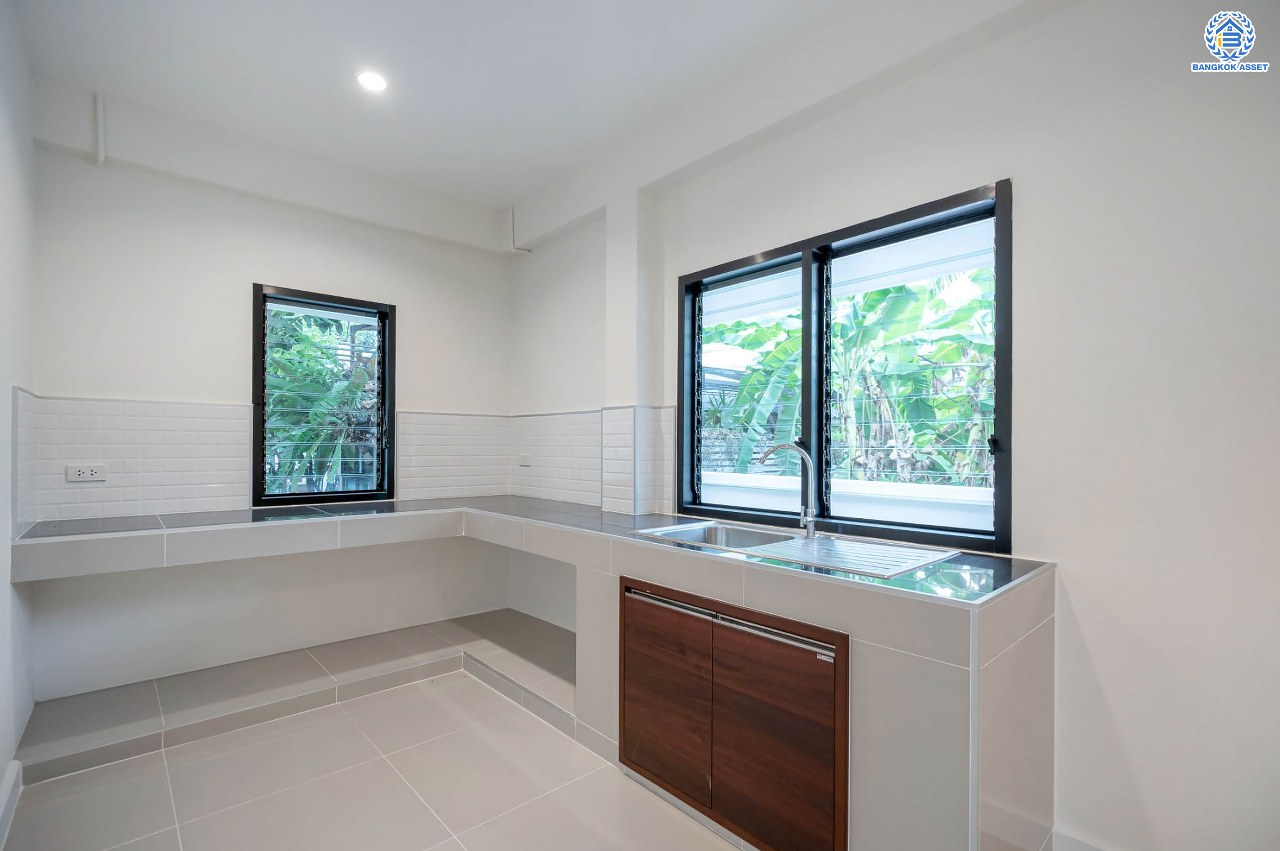 บ้านมือสองตกแต่งใหม่ โครงการ กฤษดานคร18 พุทธมณฑลสาย3 เนื้อที่ 80 ตร.ว. บนพื้นที่ใช้สอยมากถึง 272.57 ตร.ม. อีกระดับของฟังก์ชัน 4 ห้องนอน 3 ห้องน้ำ จอดรถได้ 2 คัน บรรยากาศสุด Private บนทำเลศักยภาพเชื่อมต่อหลายเส้นทาง ใกล้เซ็นทรัลปิ่นเกล้า ม.มหิดล และทางด่วน "ศรีรัช"